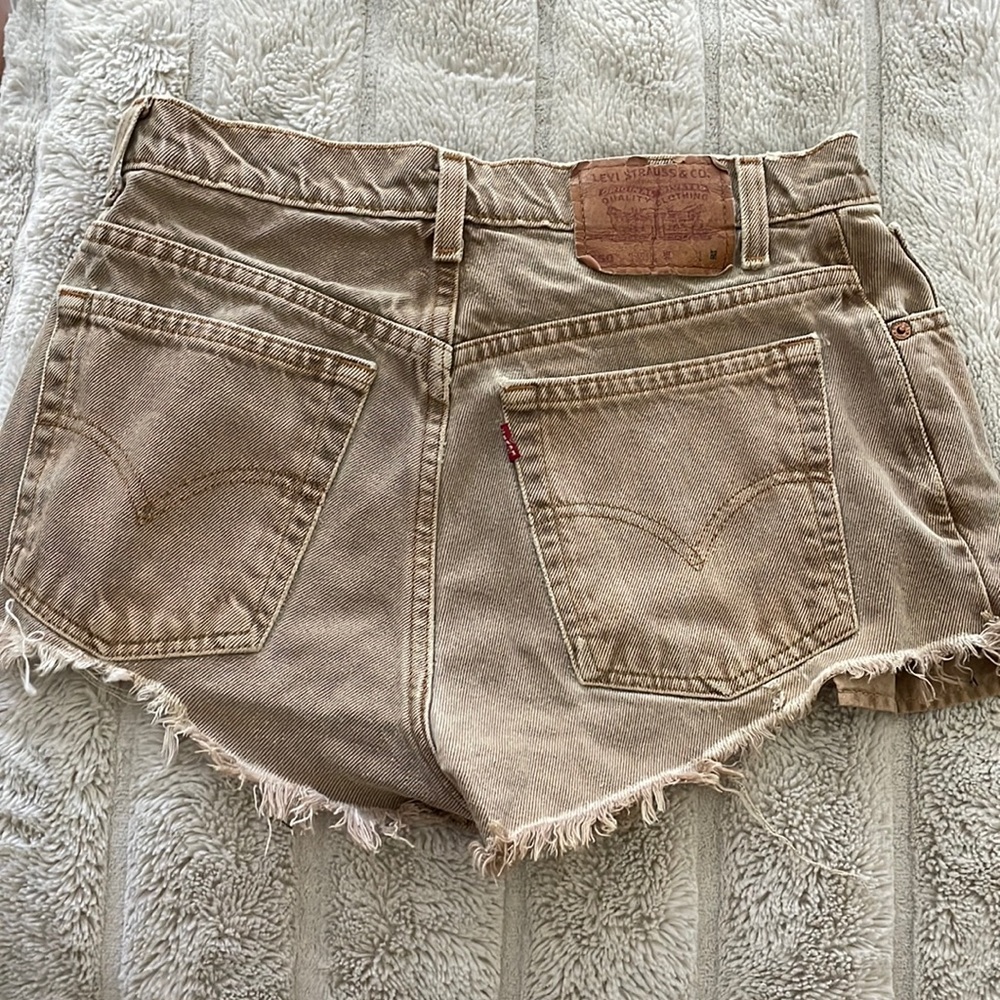 LEVI TAN JEAN SHORTS